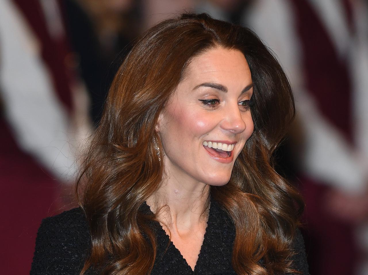 英国王室キャサリン妃、「ギラギラパンプス」×「おとなしめワンピ」で簡単にできる上級コーデが素敵