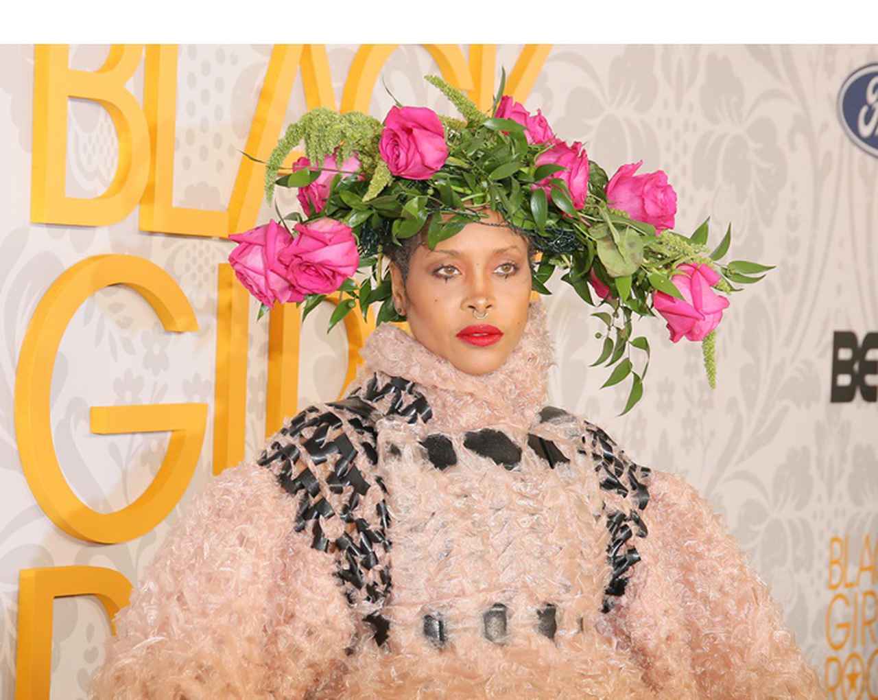 エリカ・バドゥ、男性を「変える」という自分の“性器”の香りをお香として発売