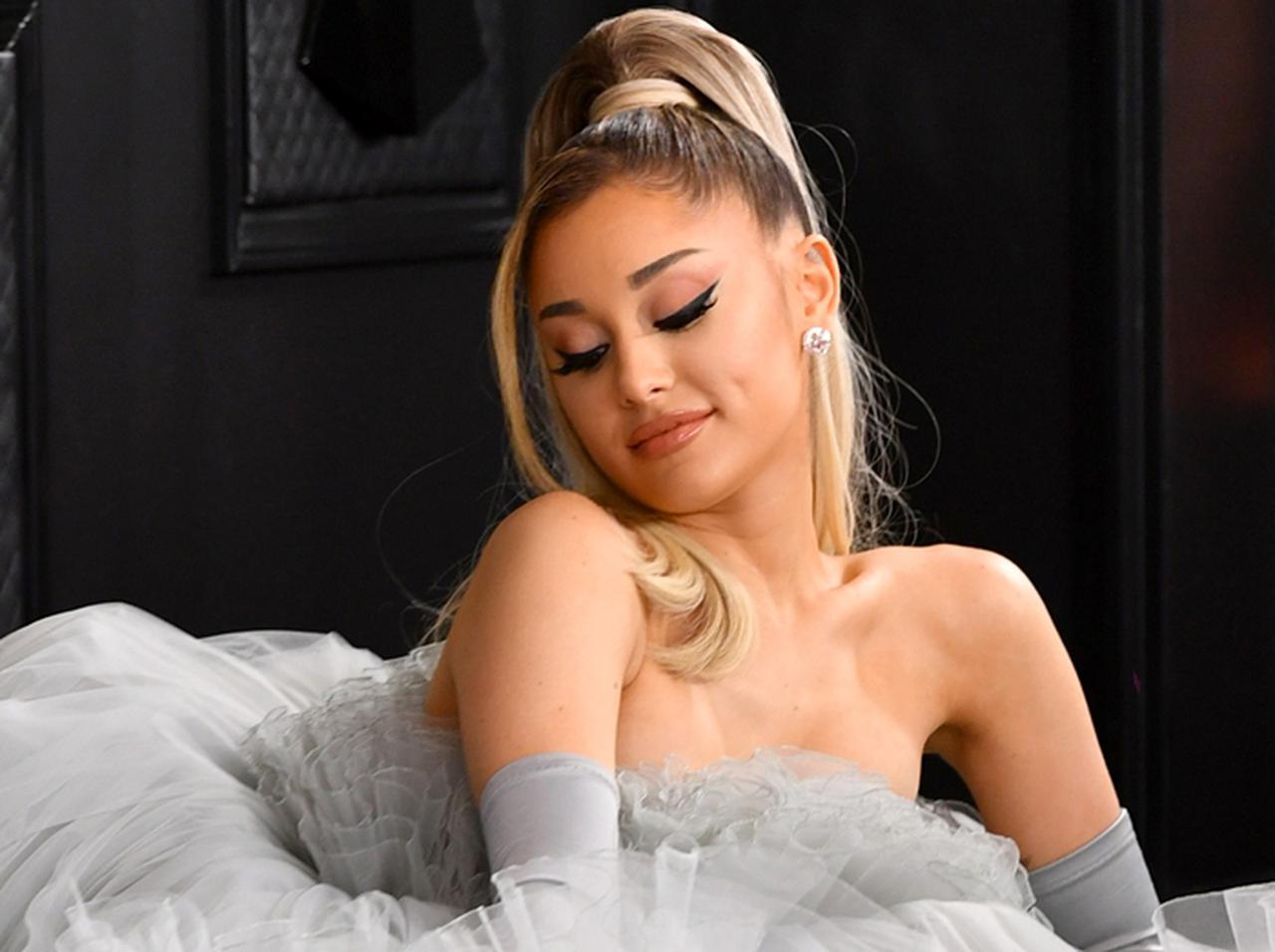 アリアナ・グランデ、キュートなドレス姿で挑んだ撮影の「裏側」がもっと可愛い