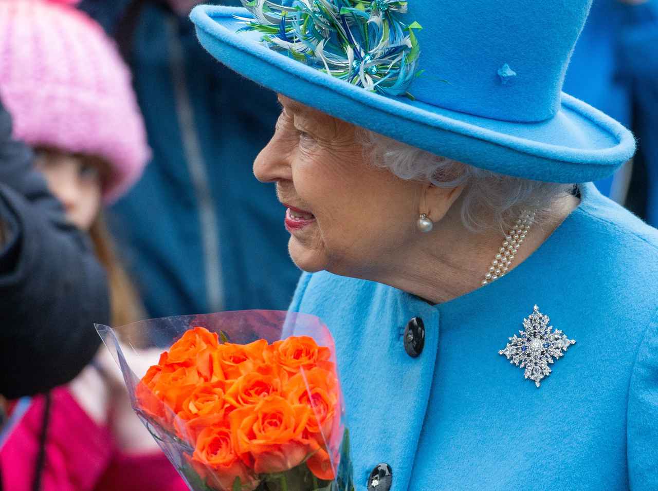 エリザベス女王が「衣装」を使ってヘンリー王子とメーガン妃にエール!