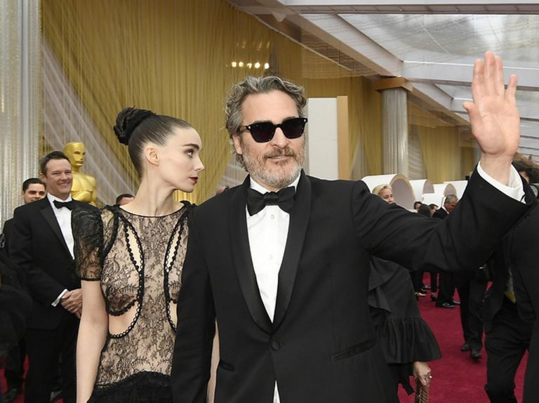 ホアキン・フェニックス、婚約者ルーニー・マーラと会場の外でも中でもラブラブ【アカデミー賞授賞式】