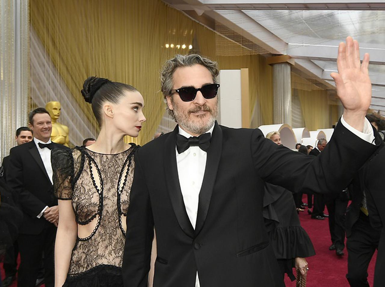 ホアキン・フェニックス、婚約者ルーニー・マーラと会場の外でも中でもラブラブ【アカデミー賞授賞式】