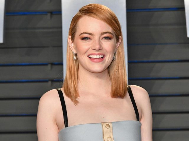 エマ・ストーン、アマゾンでバカ売れ「1万5千円」のダウンジャケットでお出かけ
