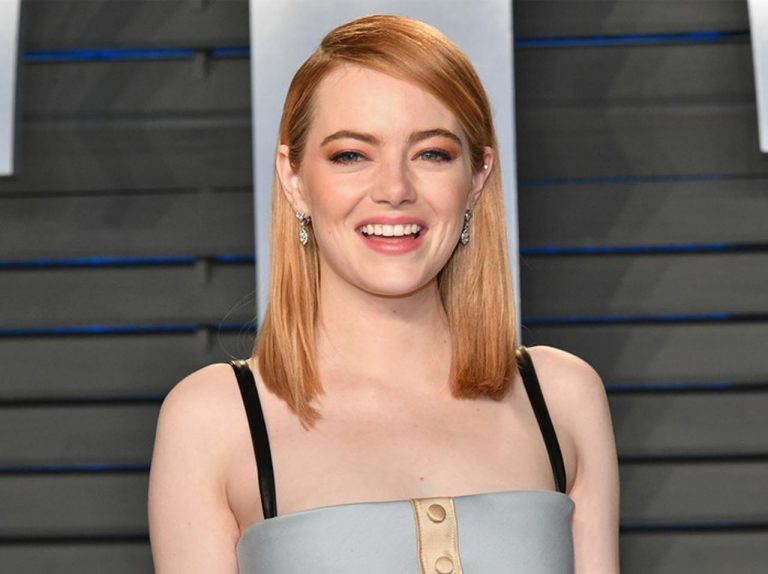 エマ・ストーン、アマゾンでバカ売れ「1万5千円」のダウンジャケットでお出かけ