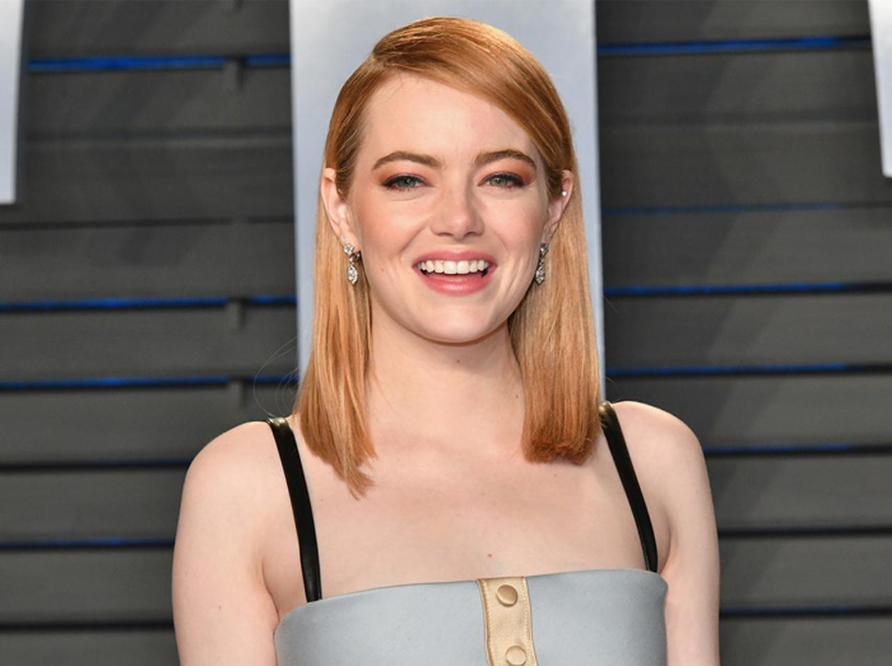 エマ・ストーン、アマゾンでバカ売れ「1万5千円」のダウンジャケットでお出かけ