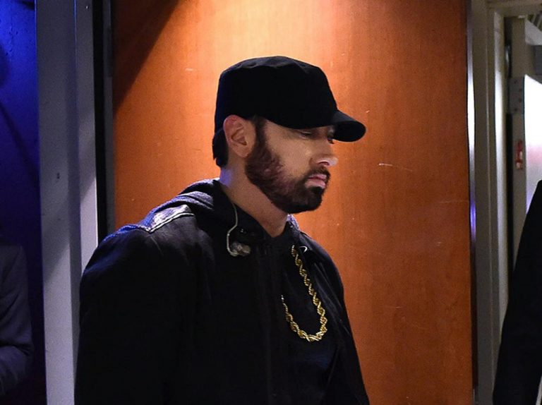 オスカーにサプライズ登場したエミネム、ステージ裏で大女優に水をかけられる