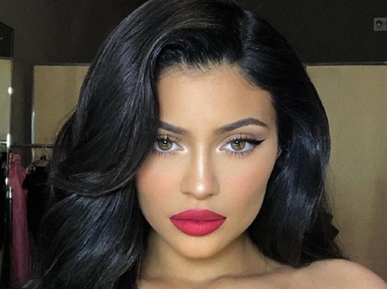 カイリー・ジェンナー、髪を“整える”つもりが「全部切られた」ショートヘアに