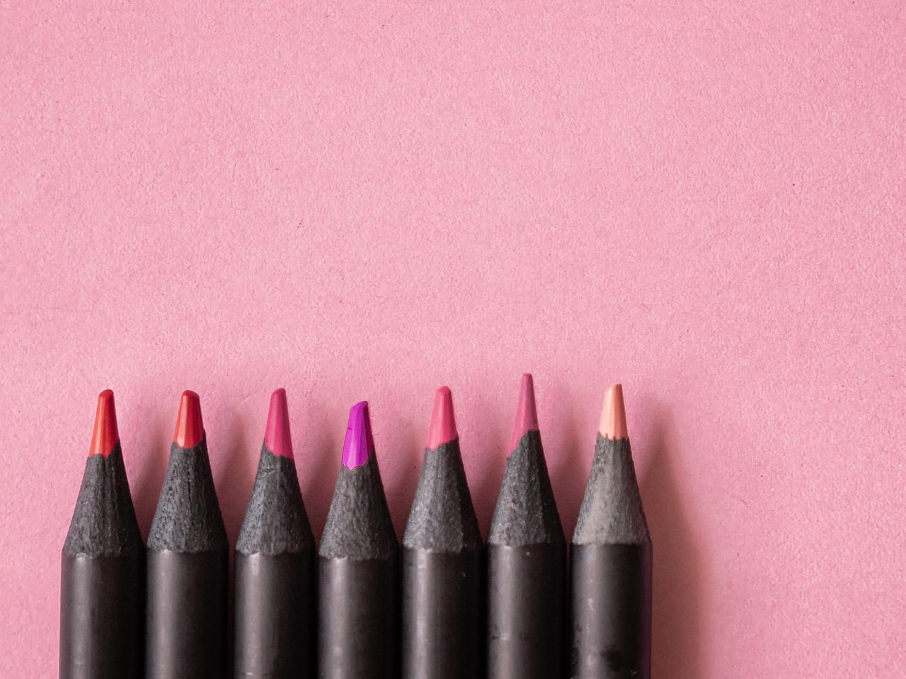 口紅と「同じ色」じゃダメ⁉唇をふっくら見せるリップライナーの選び方