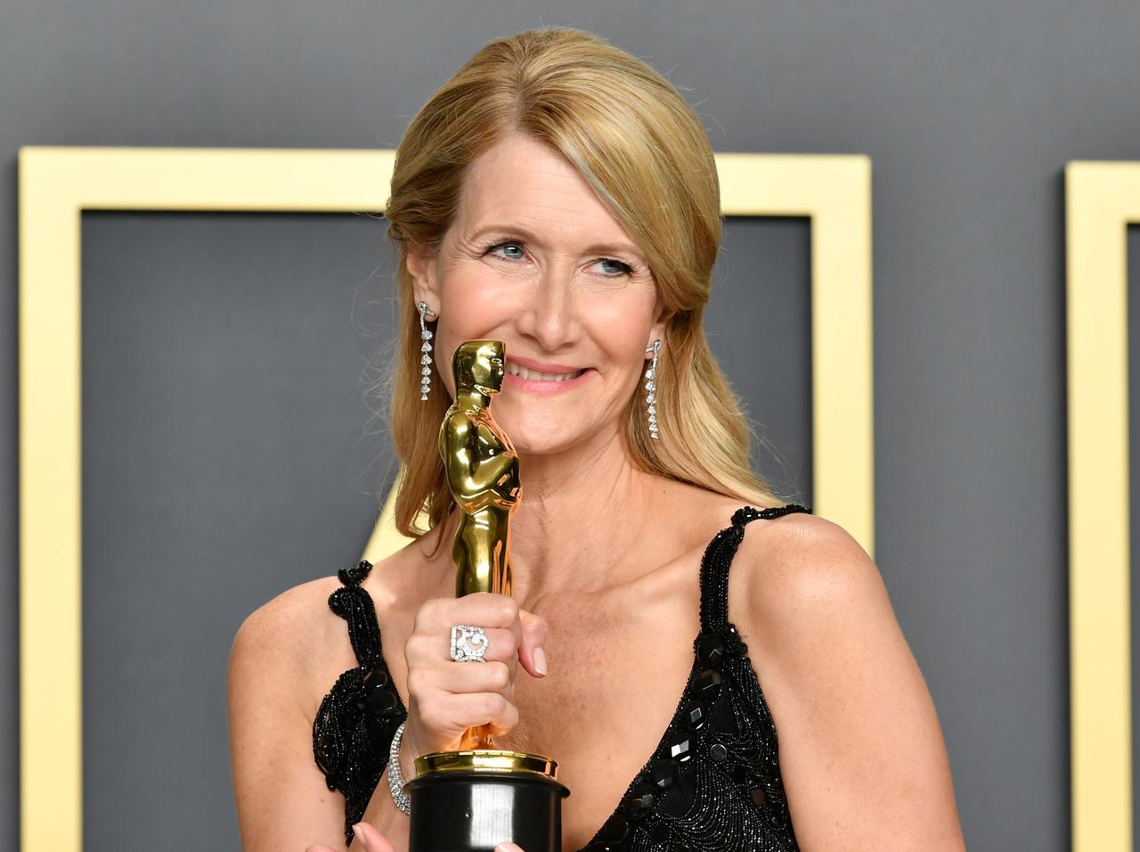 ローラ・ダーン、キャリア初のオスカーで涙のスピーチ【アカデミー賞】