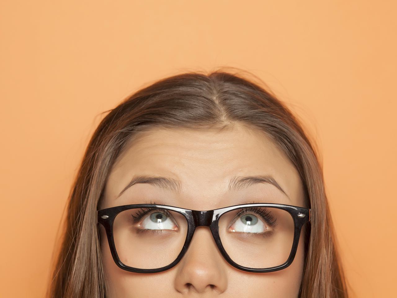 時代は「超ストレート眉」⁉海外でバズりまくりの最新“眉メイク”が気になる!