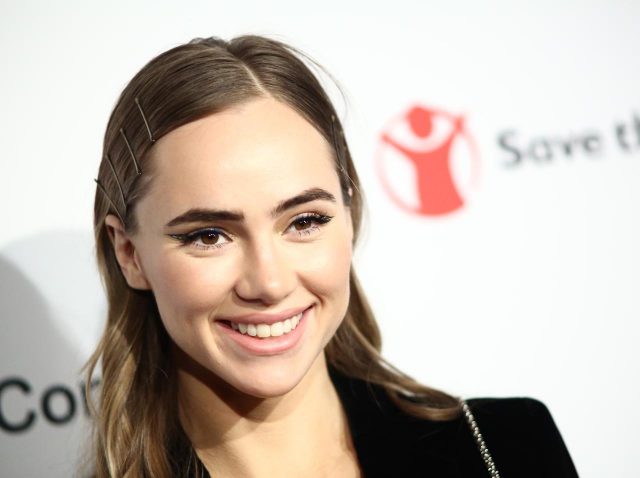 モデルのスキ・ウォーターハウス、超コアな日本語パーカー「全能ナル無数ノ眼ハ死ヲ指サス」着用