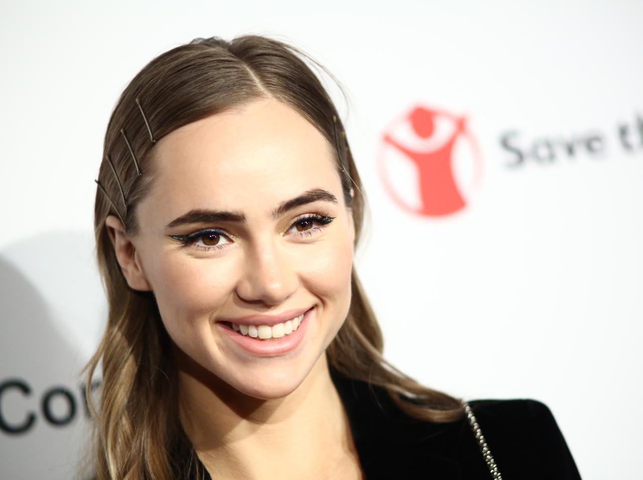 モデルのスキ・ウォーターハウス、超コアな日本語パーカー「全能ナル無数ノ眼ハ死ヲ指サス」着用