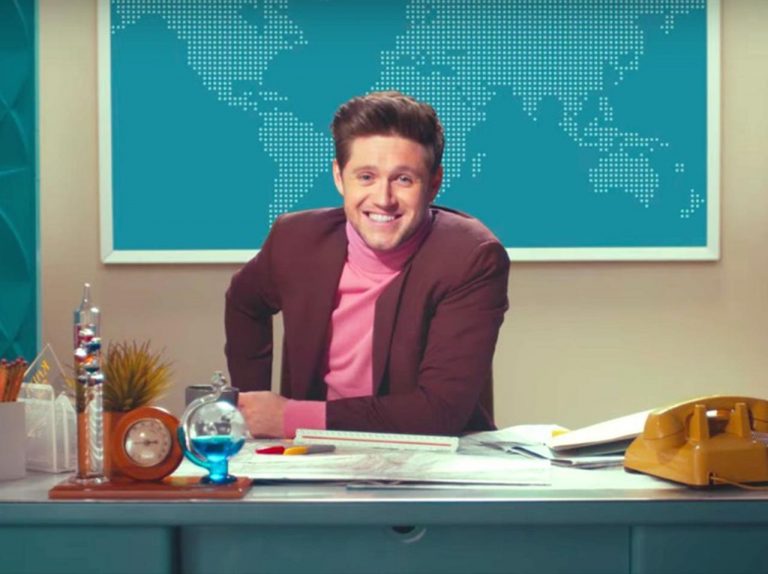 ナイル・ホーランがニュースキャスターに扮して重大発表、「東京」に関する情報も