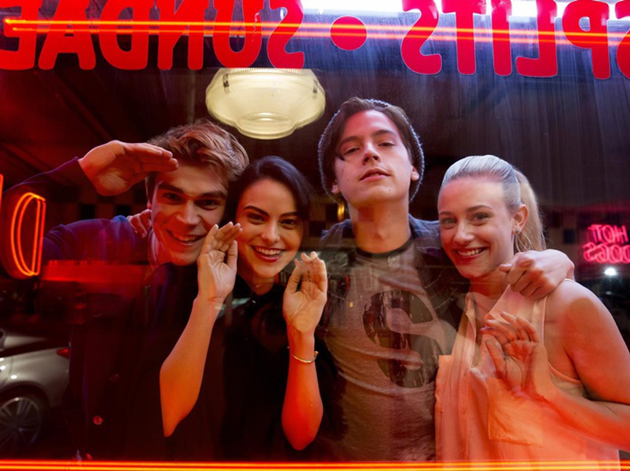 ドラマ『リバーデイル』、シーズン1から出演するメインキャスト2人が降板を発表