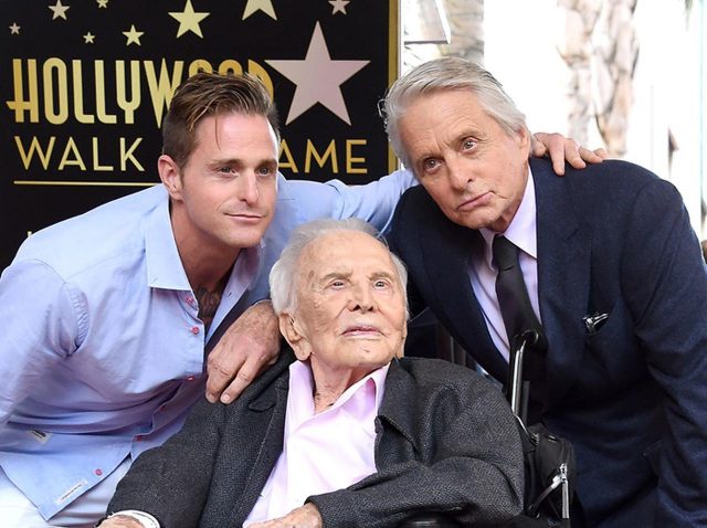 「ハリウッド黄金期」の名優カーク・ダグラスが103歳で死去、息子マイケル・ダグラスが声明