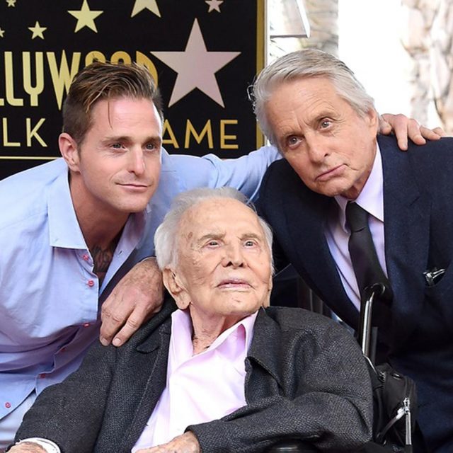 「ハリウッド黄金期」の名優カーク・ダグラスが103歳で死去、息子マイケル・ダグラスが声明