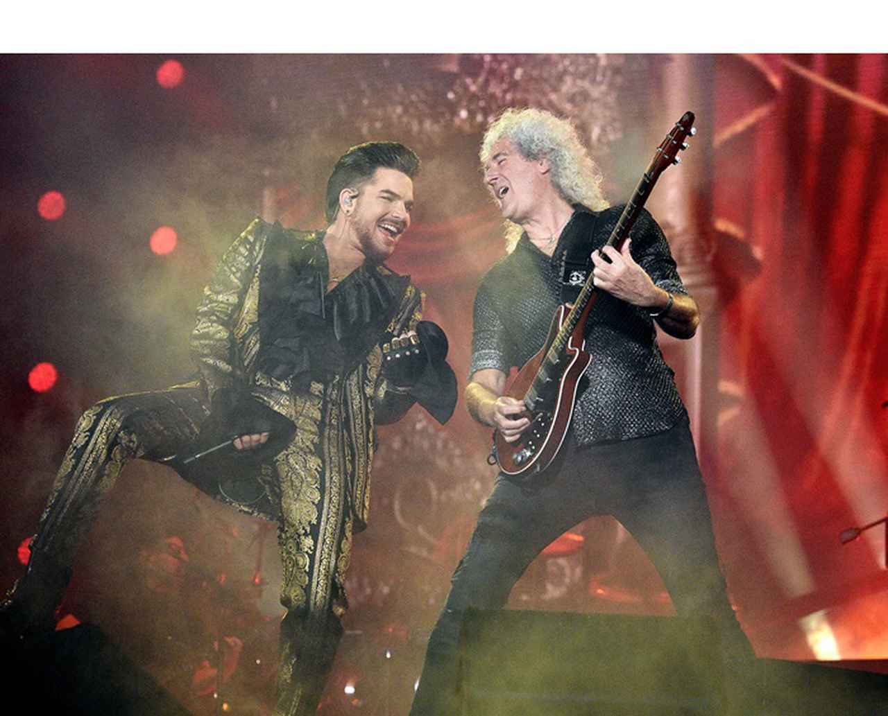 クイーン+アダム・ランバート、雨のなか行なった公演で大ハシャギ