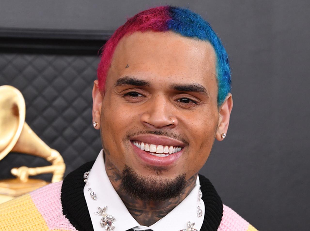 クリス・ブラウン、ナイキ愛が強すぎて顔面に「スニーカー」のタトゥーを入れる