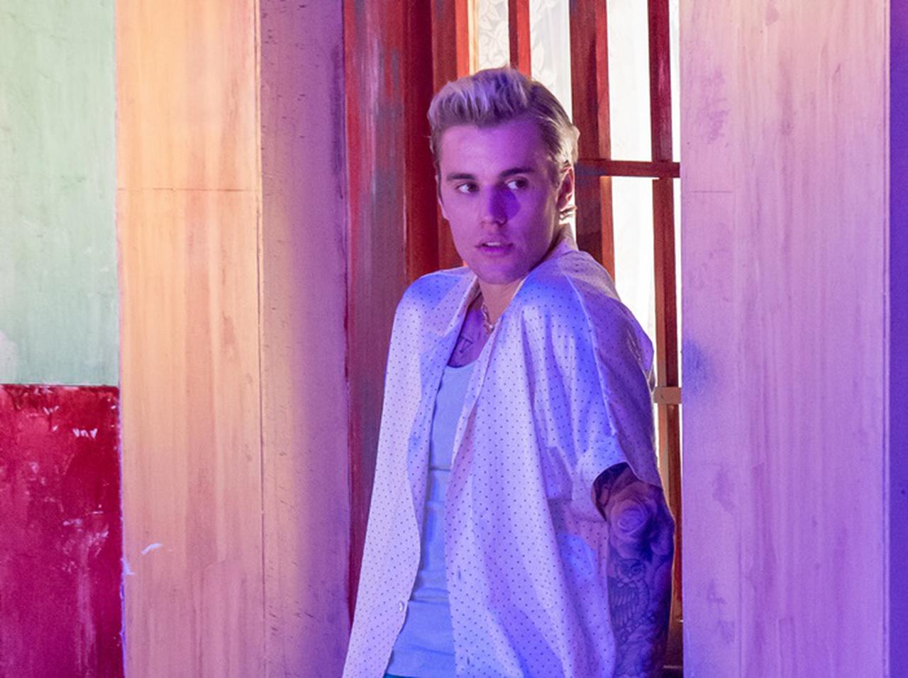 ジャスティン・ビーバー、撮影現場で「たそがれる姿」がただひたすらカッコイイ【写真アリ】