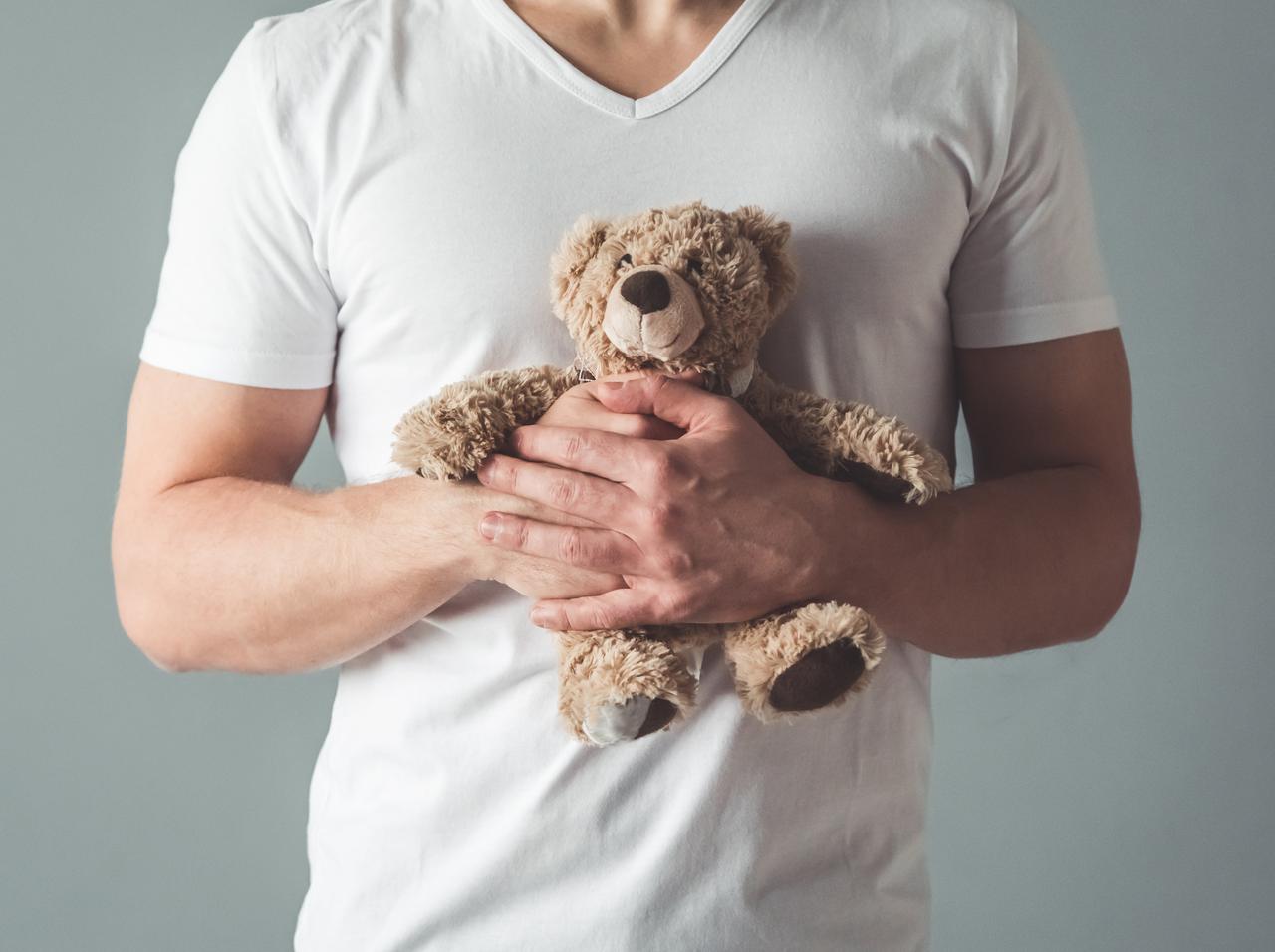 死んだ息子の心臓が移植された人から「心音」が録音されたぬいぐるみを贈られた親、その映像に涙が止まらない