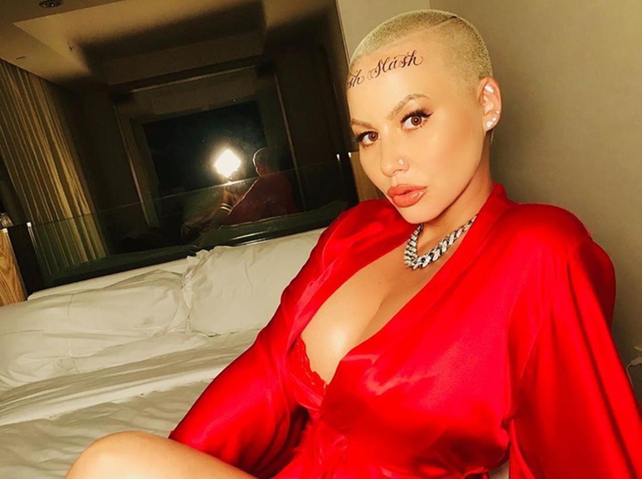 アンバー・ローズが額に大きなタトゥーを入れる、批判の声もなんのその