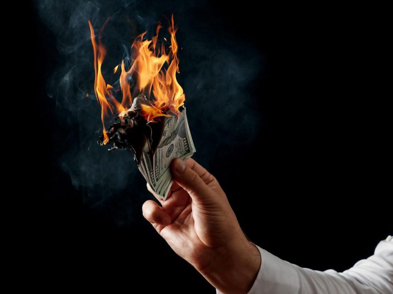 離婚で妻にお金を渡したくない、男が貯金を引き出し「現金1億円」を『燃やしきった』と主張