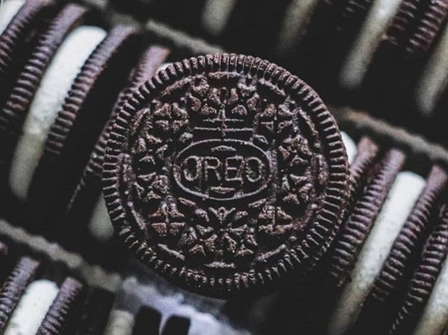 シュプリームとオレオがまさかのコラボ！「真っ赤なオレオ」が誕生