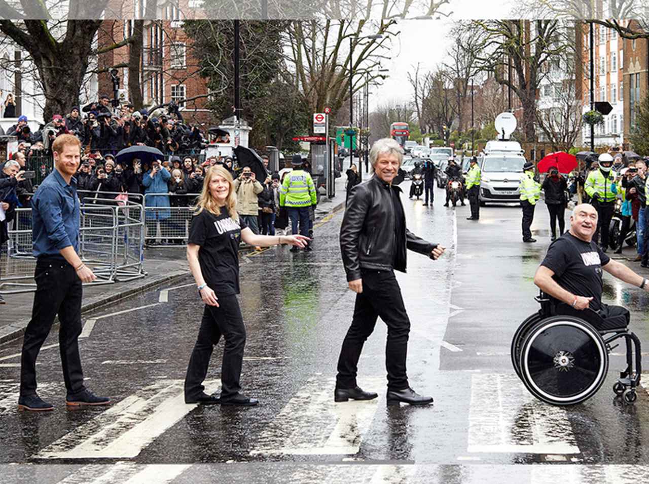 ヘンリー王子、ビートルズの『アビイ・ロード』ジャケ写を再現 歌声の評判は？