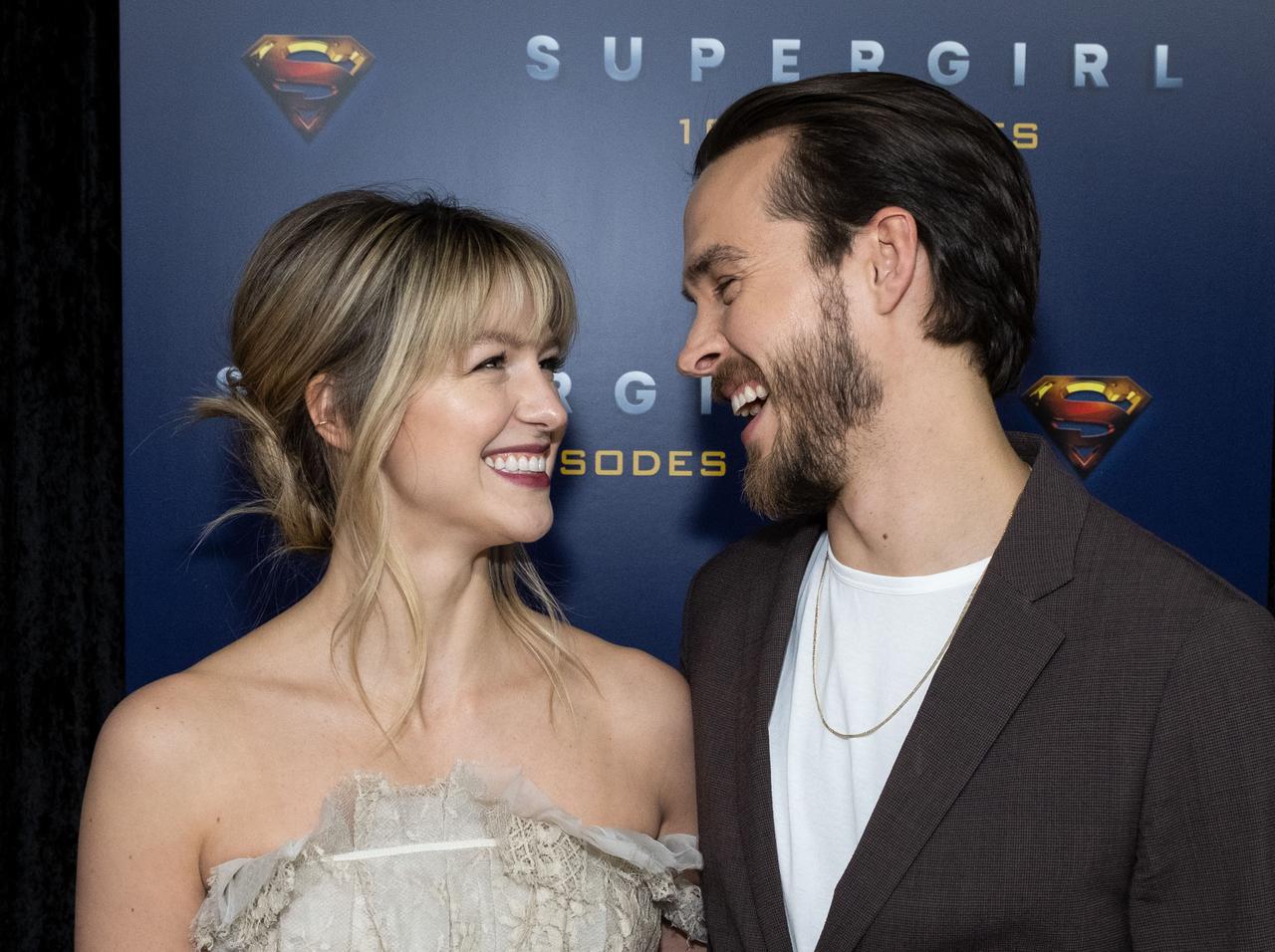 『スーパーガール』メリッサ・ブノワが第1子妊娠、“夫のお腹が大きい”写真も公開