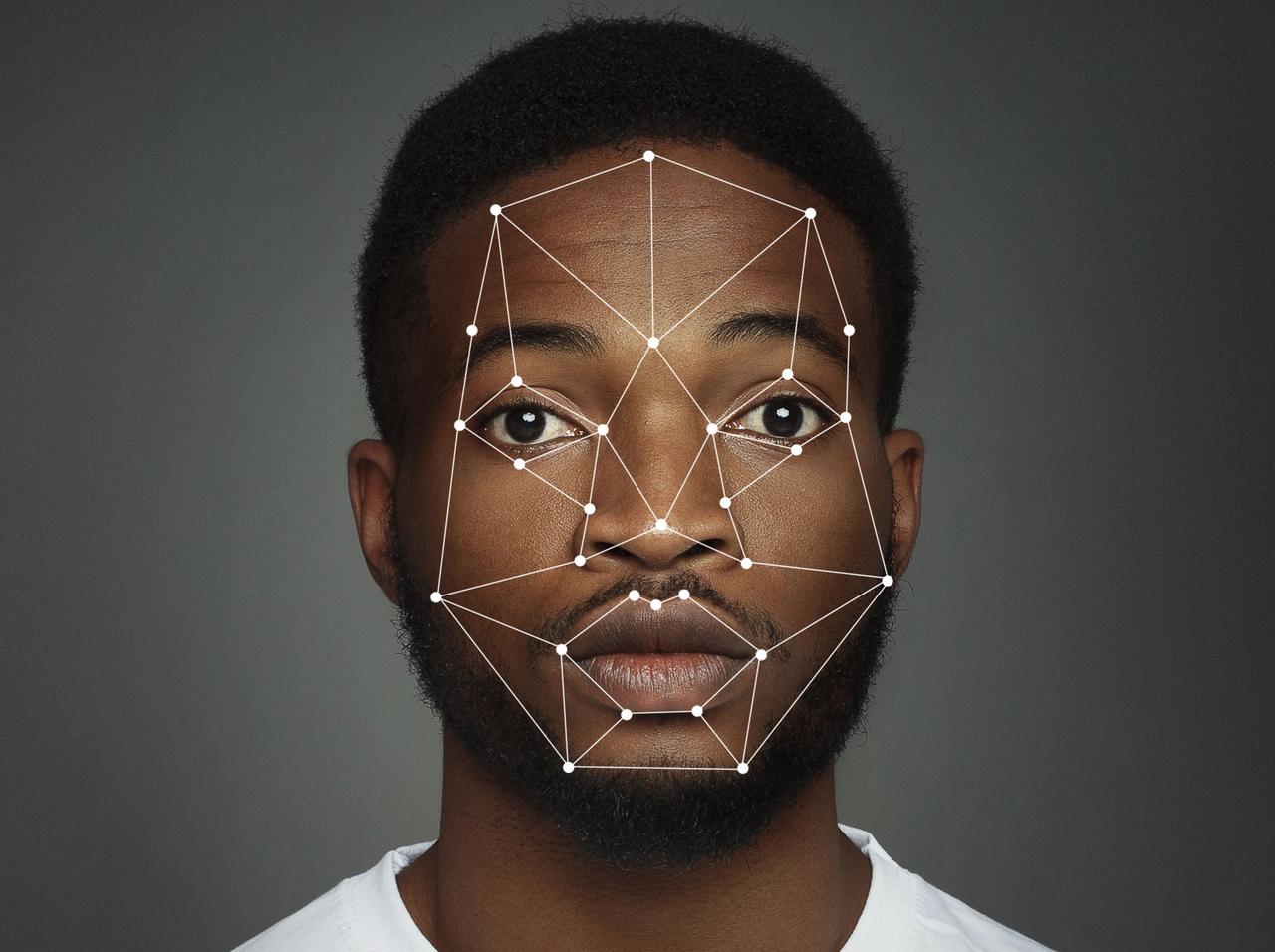 マスクをしていてもスマホの顔認証が出来る！ある「柄」のマスクが開発される