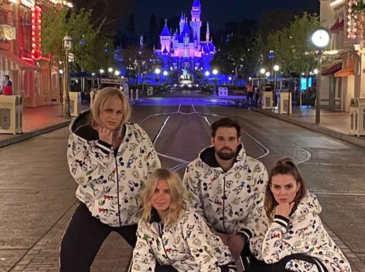 「無人」のディズニーランドで“お泊り会”、レベル・ウィルソンの誕生日が超豪華