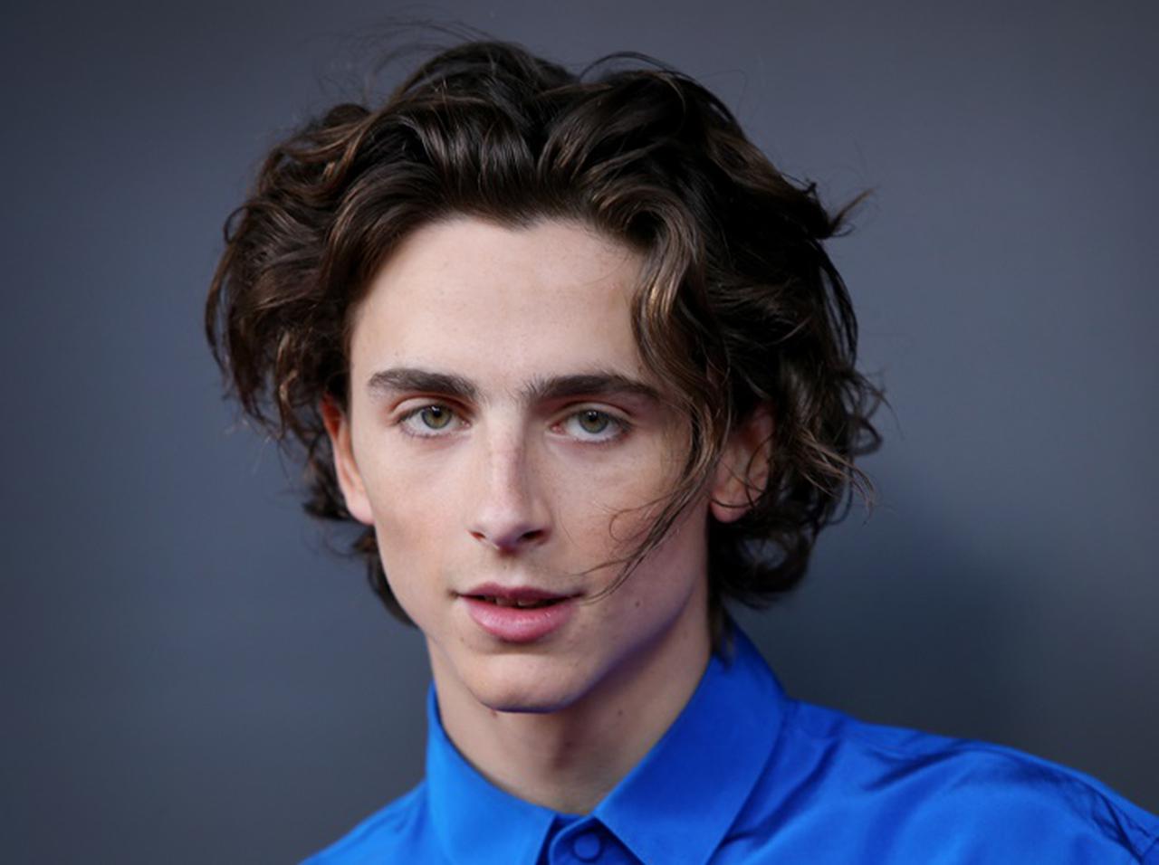 ティモシー・シャラメ、パリコレで日本人画家と肩組み2ショット