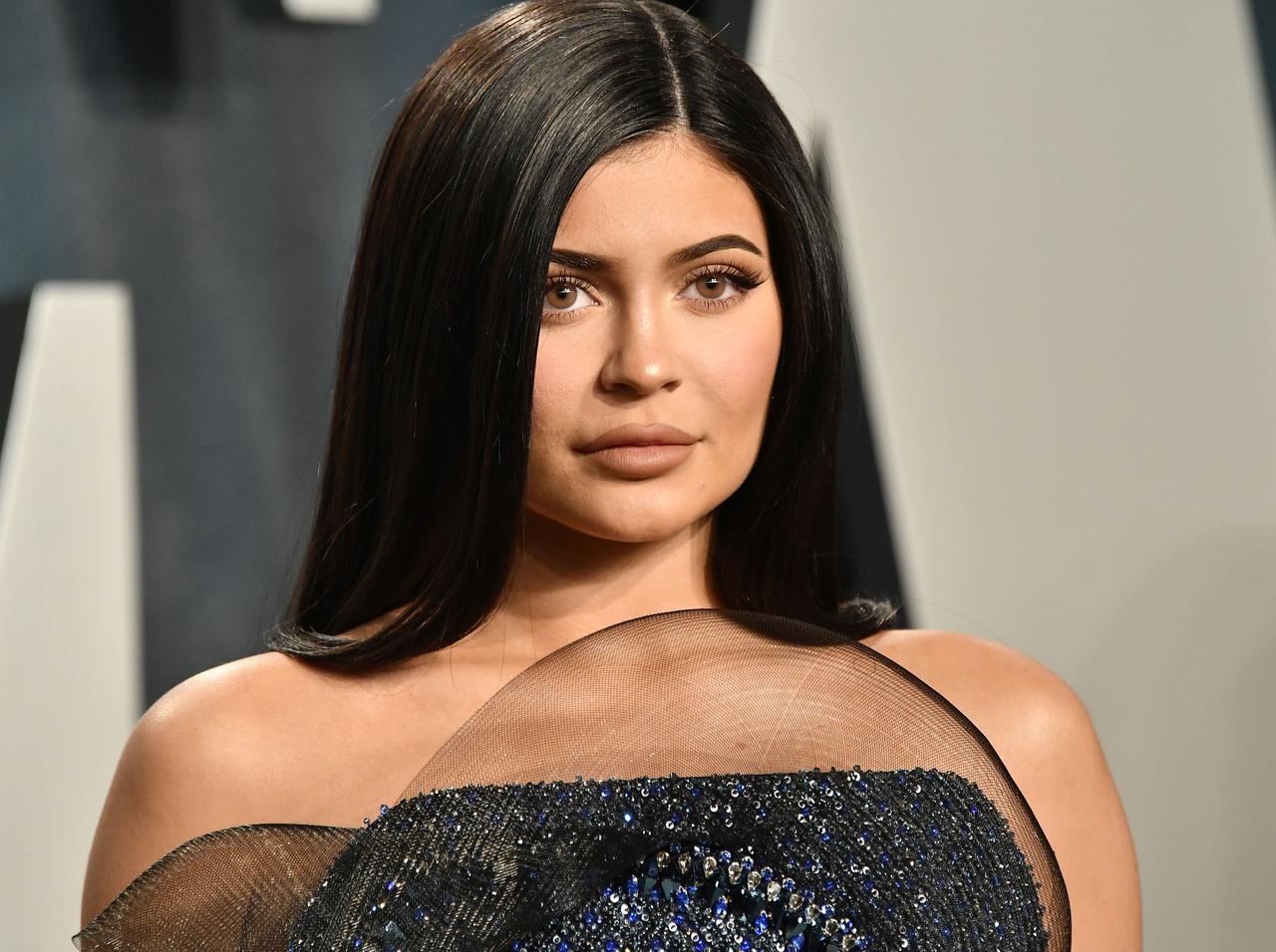 カイリー・ジェンナー、“髪を全部切られた事件”から数週間でピンクのロングヘアに