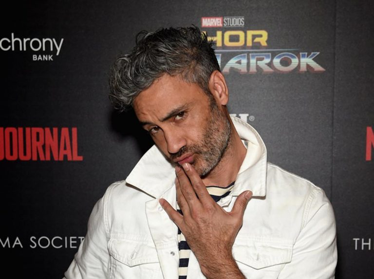 おちゃめすぎる監督タイカ・ワイティティの「居眠り写真」がバズる、マーベル俳優が反応