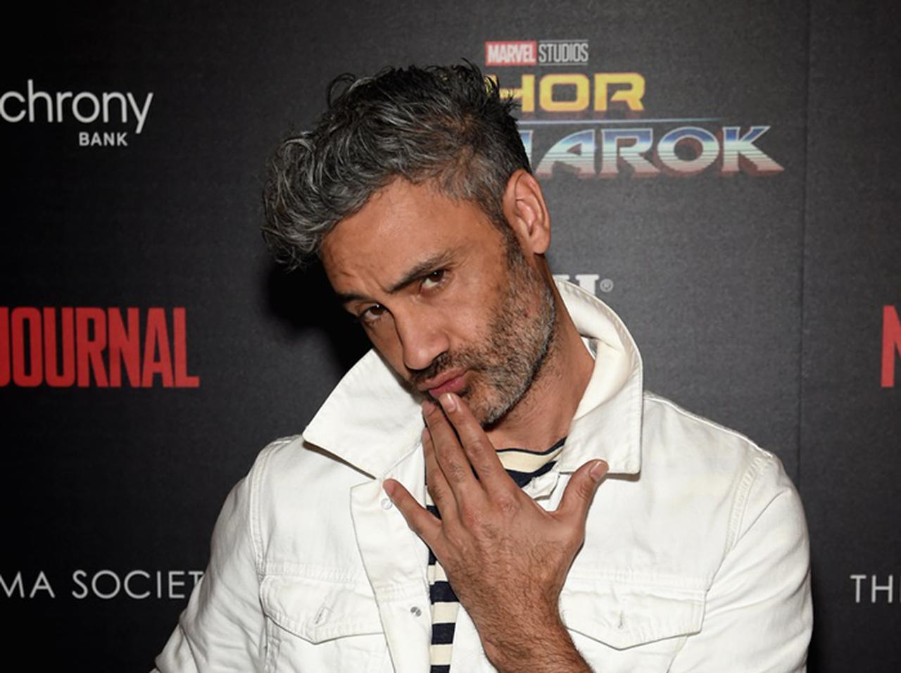 おちゃめすぎる監督タイカ・ワイティティの「居眠り写真」がバズる、マーベル俳優が反応