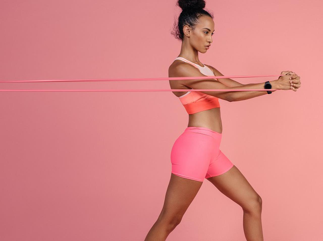 TVを見ながらできる「トレーニングチューブ」を使った簡単エクササイズ