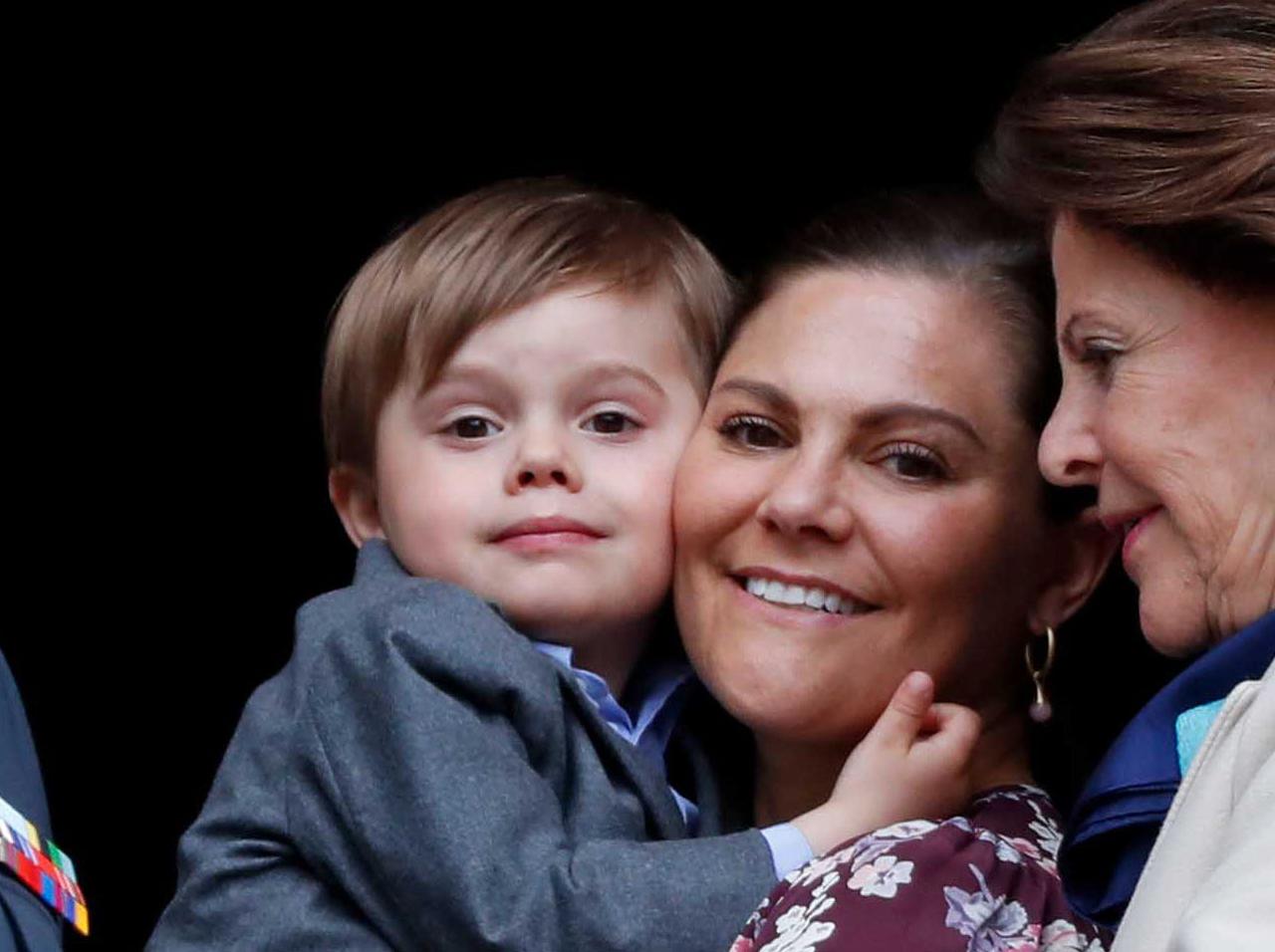 スウェーデンのオスカル王子が4歳に！物思いにふけるモノクロ記念写真がもはやアート