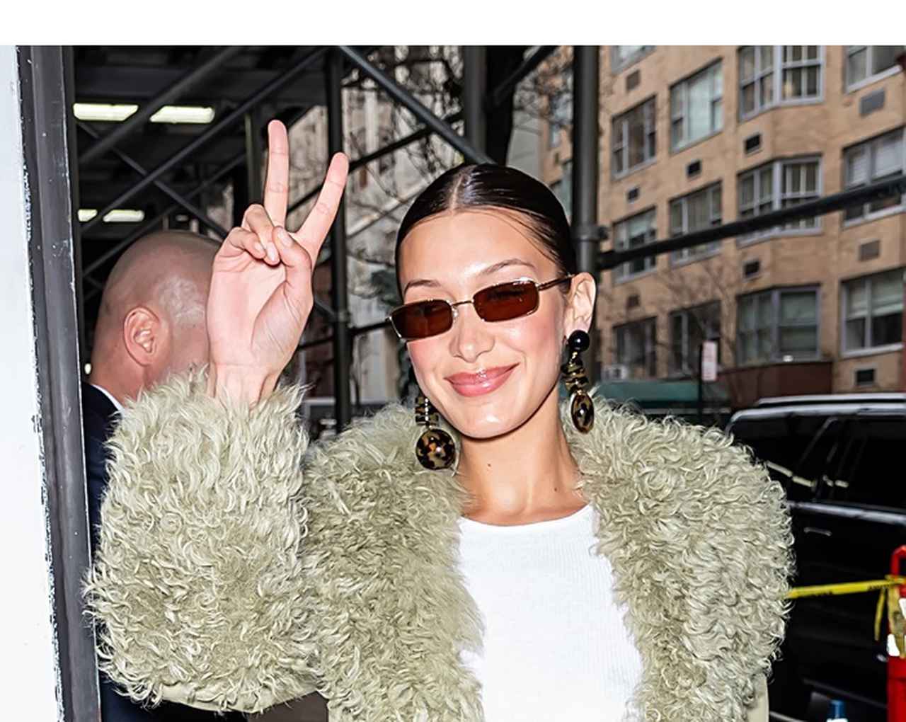 ベラ・ハディッド、パリコレ中に「日本のお菓子」を買いにでかける