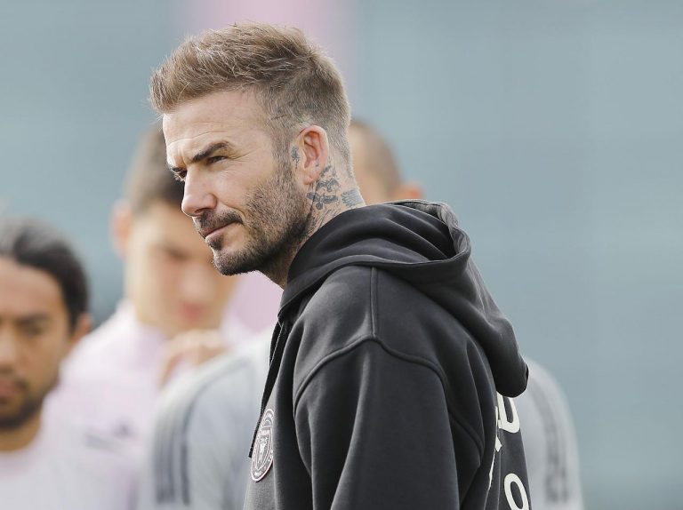 44歳デビッド・ベッカム、上半身裸で子供とサッカーをプレイ！肉体美を披露