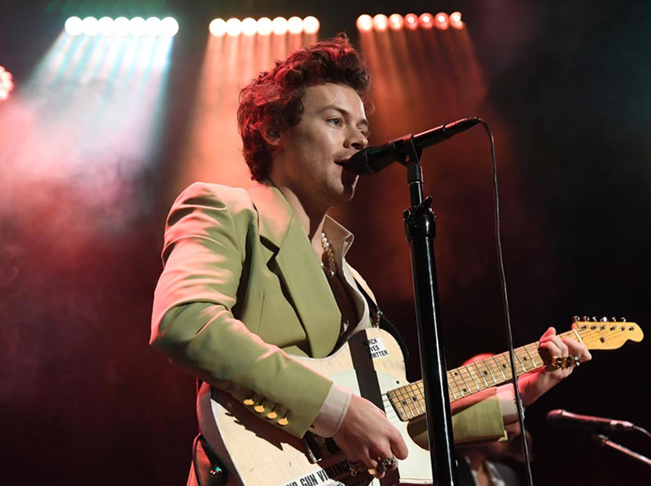 ハリー・スタイルズ、新曲「Falling」は“誰”に捧げた曲?MVに隠されたヒント