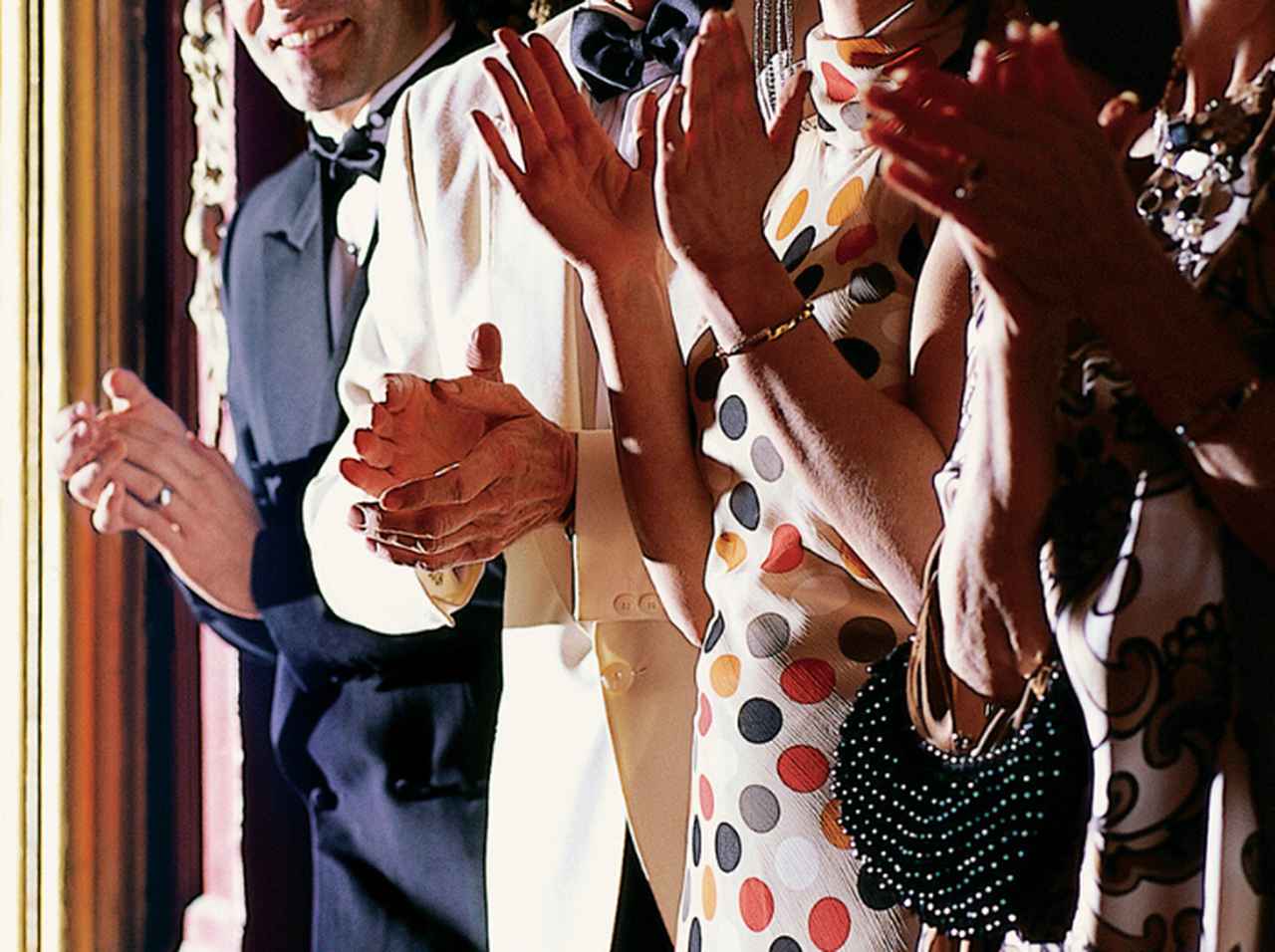 新型コロナで人が消えた街から拍手喝采、医療機関で働く人を称える