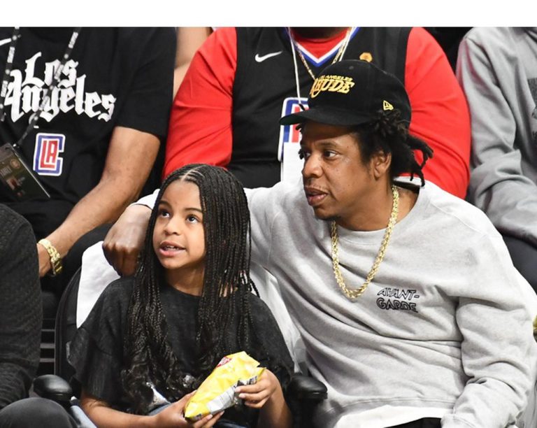 ビヨンセ8歳娘、NBAのレブロン・ジェームズを前に照れる