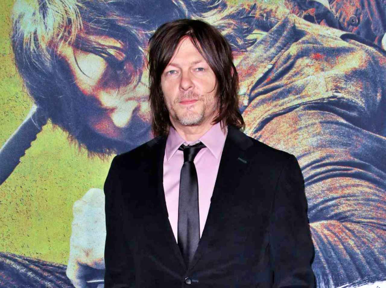 ノーマン・リーダス、東京の満員電車で「ピザ味のプリッツ」を“人除け”に使う