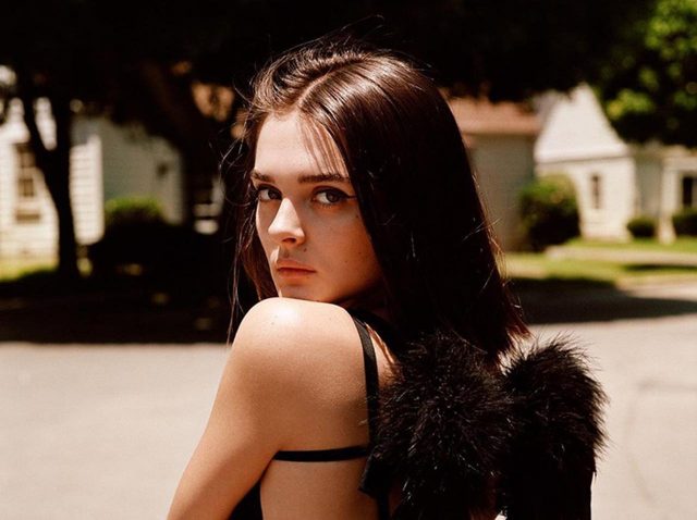 19歳2世シンガーのシャーロット・ローレンスが新型コロナウイルス陽性