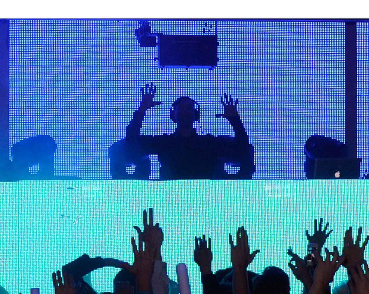 イタリア、新型コロナウイルスで外出禁止の中バルコニーにDJ登場でクラブ状態