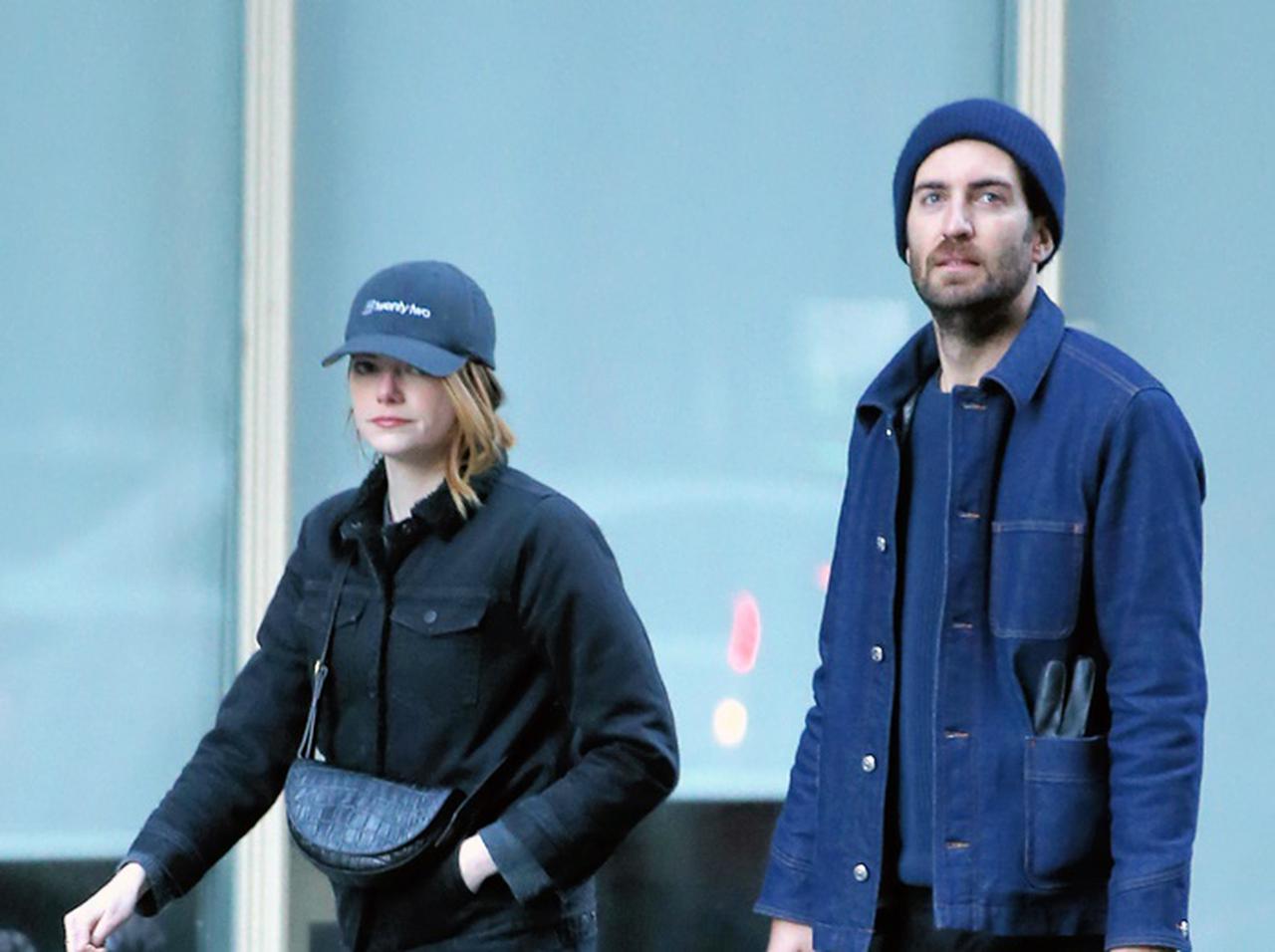 エマ・ストーン、婚約者との結婚式を延期か