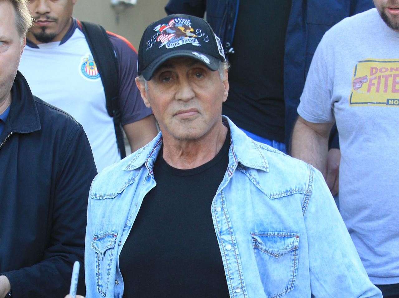 シルヴェスター・スタローンも新型コロナには敵わない、「対策」をしてスーパーへ