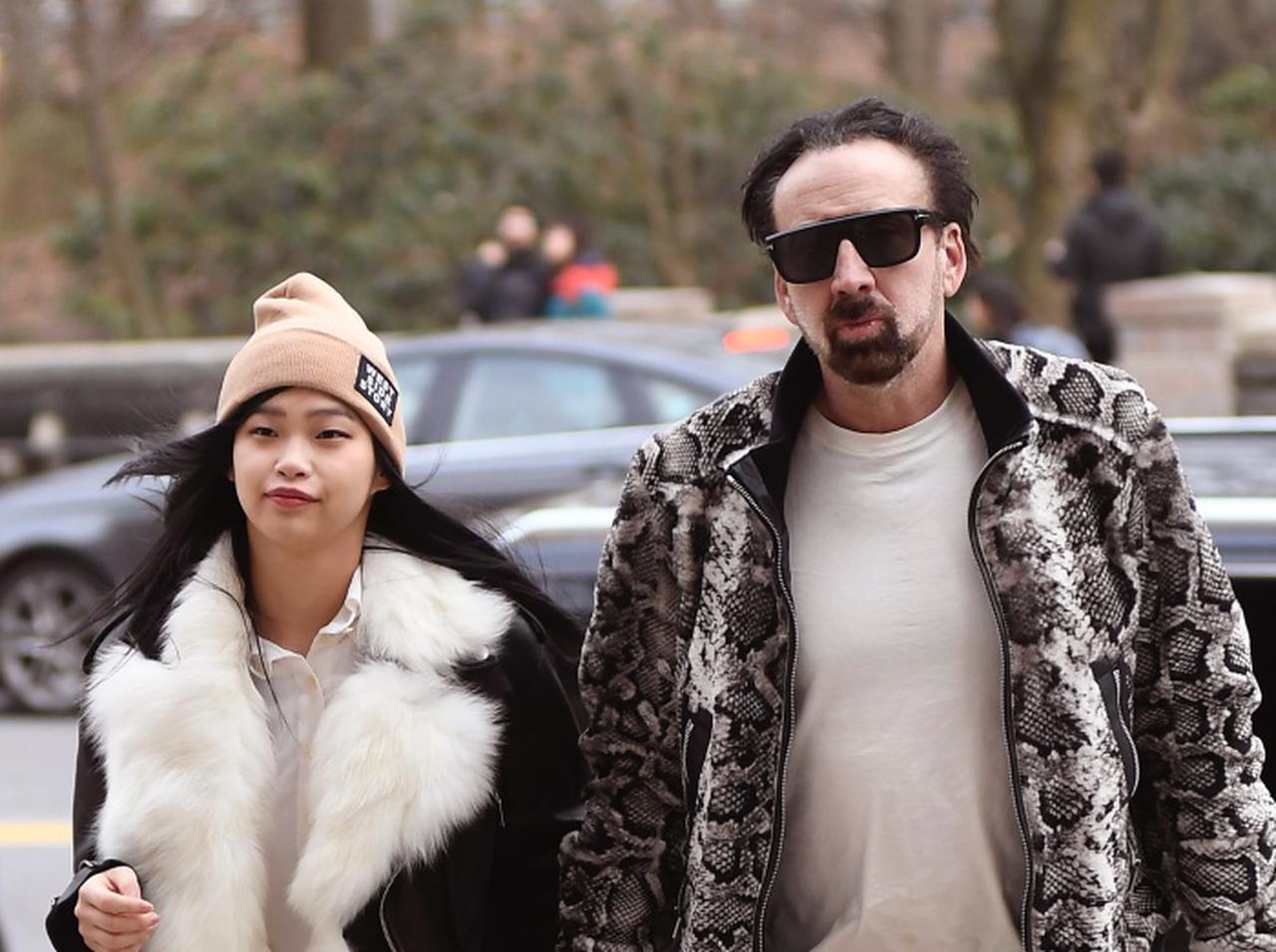 ニコラス・ケイジ、日本人の新恋人とデート中に道端で「新型コロナウイルス」感染対策