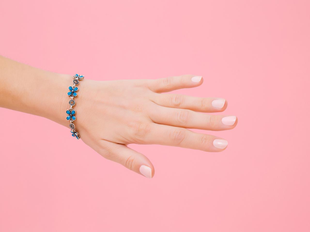 メイク道具は不要!「手だけ」でフルメイクを完成させる方法