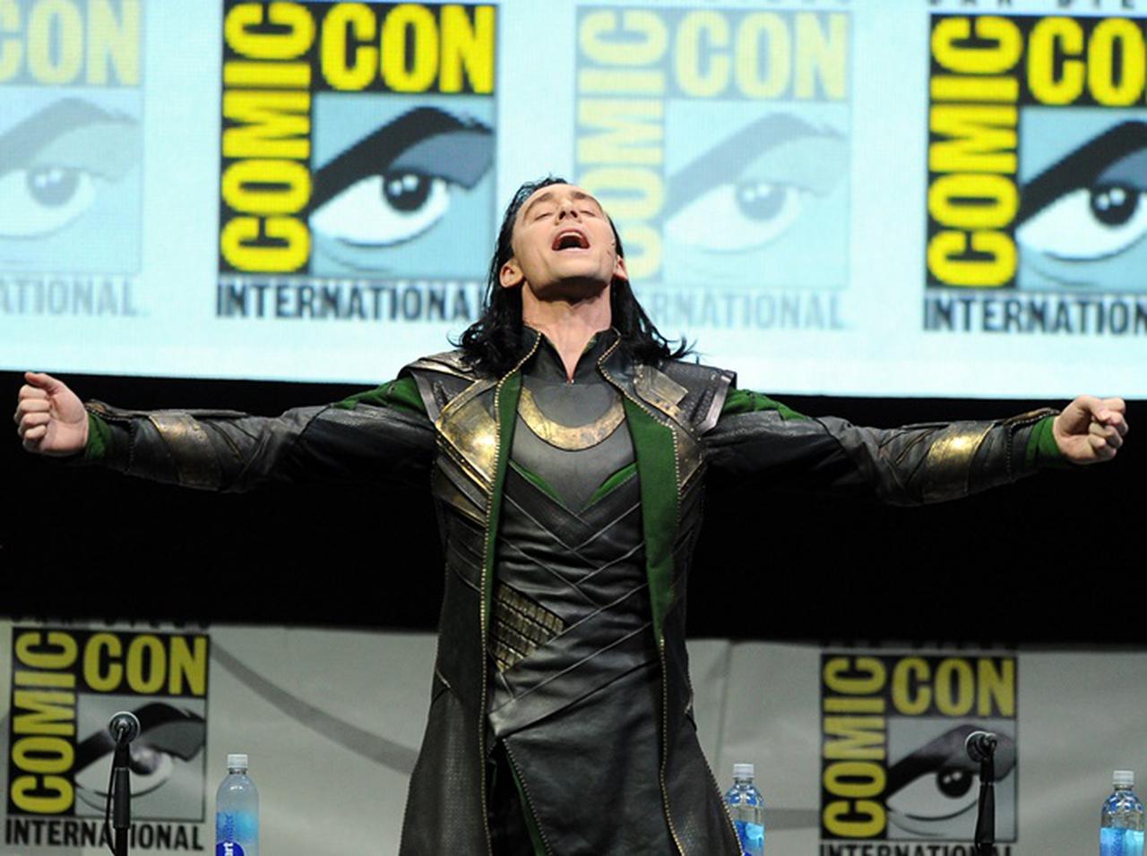 トム・ヒドルストン主演のMCU新作『ロキ』の撮影現場を激写、“女性版ロキ”の姿も…